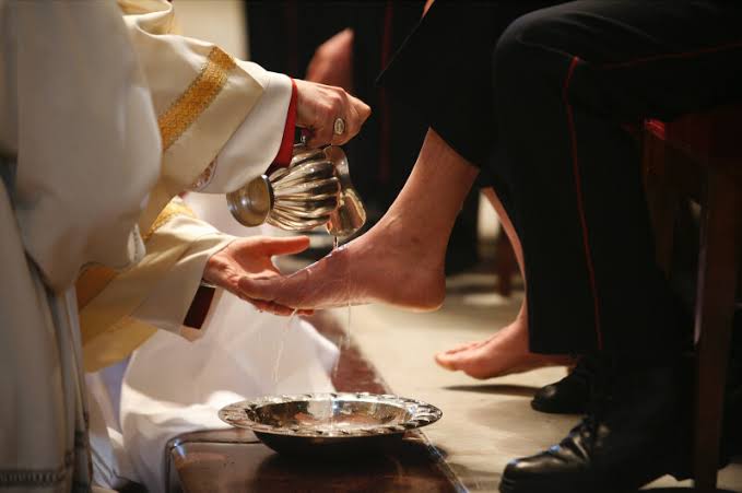 A picture of Pope Francis washing a woman's feet 