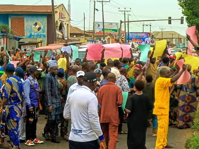 A picture showing that protesters in Ondo State have taken to the streets of Akure